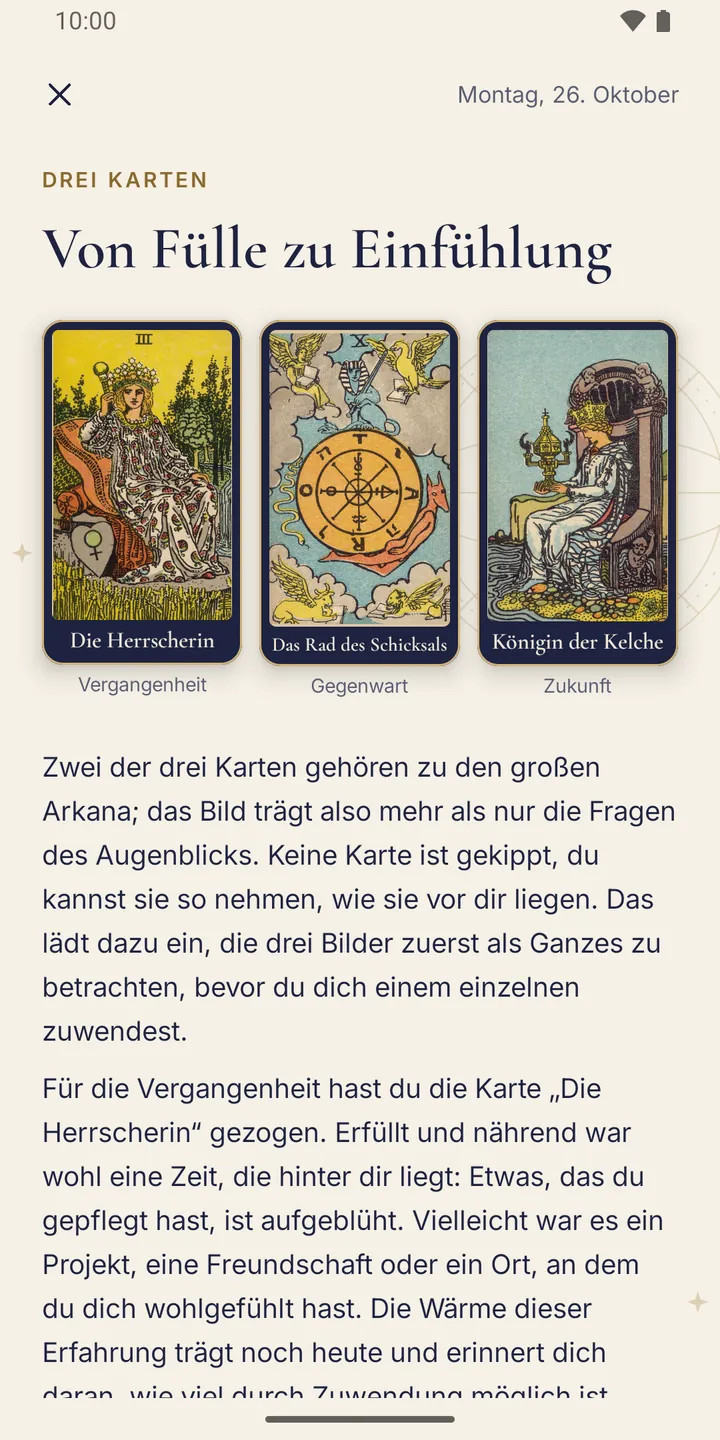 Legung „Drei Karten“ mit „Die Herrscherin“, „Das Rad des Schicksals“ und „Königin der Kelche“ für Vergangenheit, Gegenwart und Zukunft, darunter der Anfang der Deutung